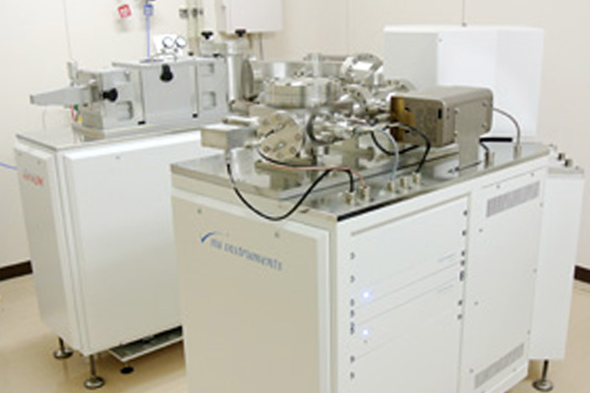グロー放電質量分析装置（GD-MS）