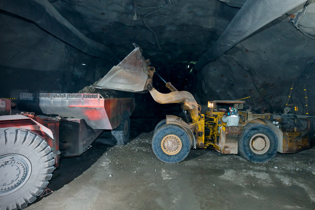 写真：ダンプへの鉱石積込作業