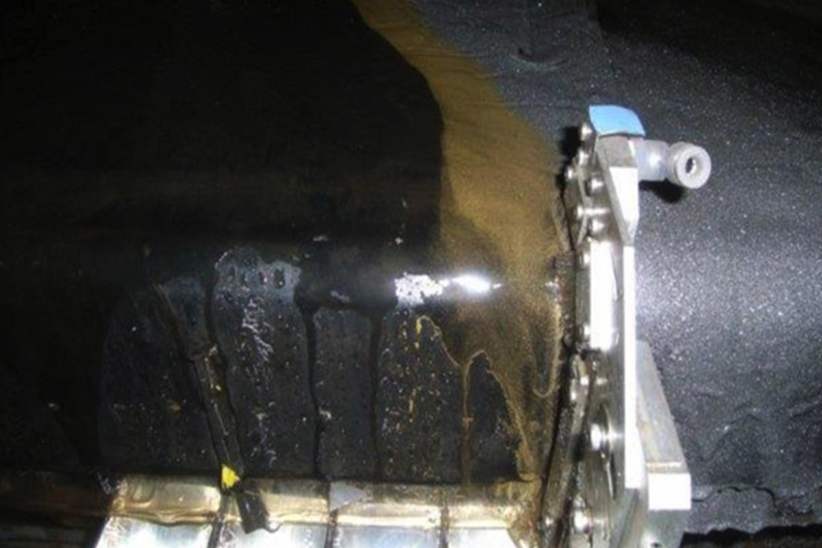 写真：揺動テーブル選鉱機での砂金回収